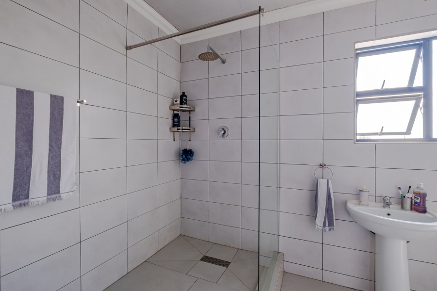 5 Bedroom Property for Sale in Lentegeur Western Cape